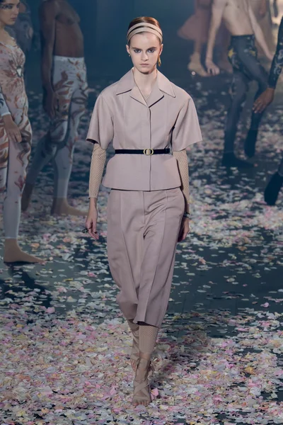 Look 24